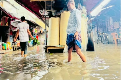 ড্রেনে বর্জ্যের স্তূপ, সামান্য বৃষ্টিতেই ডুবে যায় রাজবাড়ীর চাল বাজার
