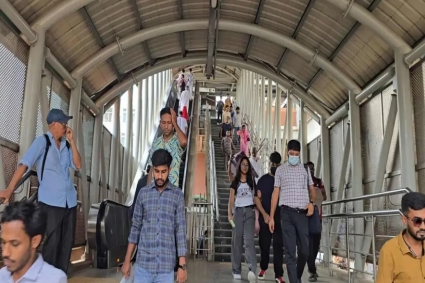 বোমা পাওয়ার পরও নিরাপত্তায় ঢিলেমি, ব্যাগ-বস্তা নিয়ে মেট্রোরেলে যাত্রীরা