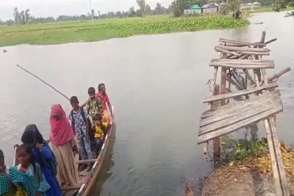 নদী পারাপারে ভরসা ভাঙা সেতু আর ডিঙি নৌকা, ঝুঁকির সঙ্গে বেড়েছে দুর্ভোগ